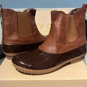 NWT women’s brown duck boots. Only worn at store. Size 8 1/2.